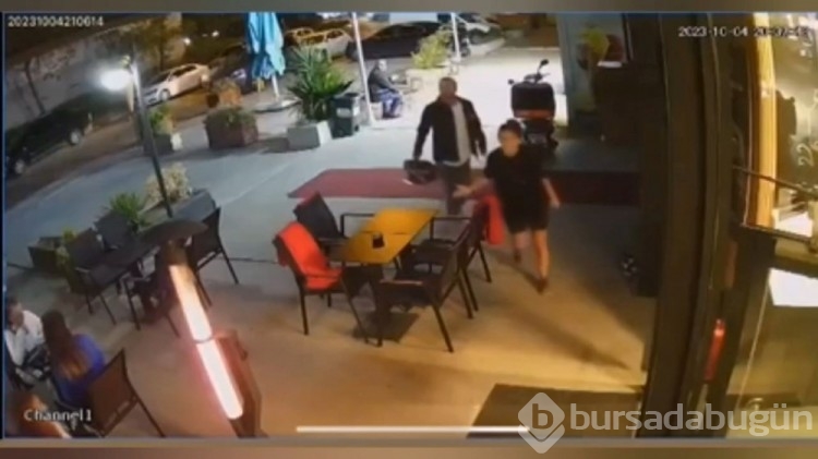 Kafenin bahçesinden motosikletle geçti