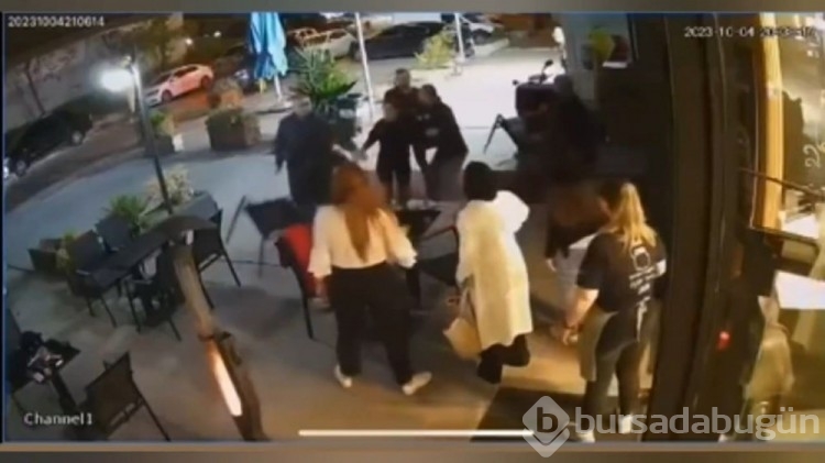 Kafenin bahçesinden motosikletle geçti