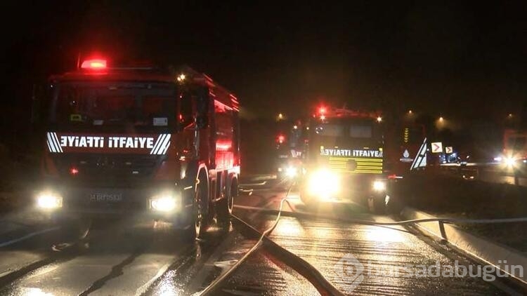 Tuzla'da, TIR dorsesinde garaja götürülen 6 adet elektrikli otomobil alev aldı