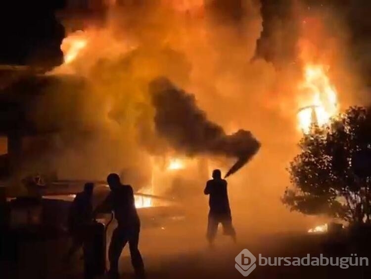 Tuzla'da, TIR dorsesinde garaja götürülen 6 adet elektrikli otomobil alev aldı