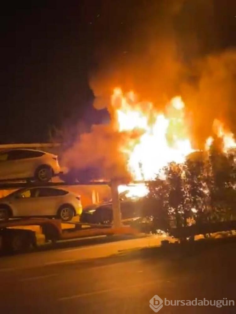 Tuzla'da, TIR dorsesinde garaja götürülen 6 adet elektrikli otomobil alev aldı