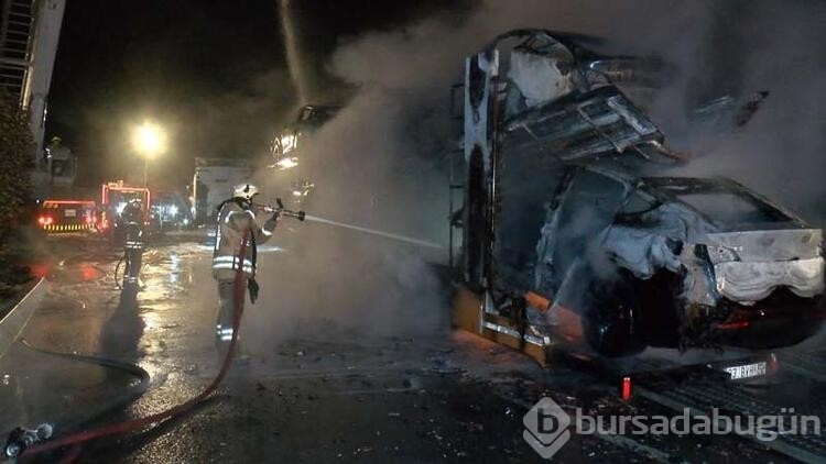 Tuzla'da, TIR dorsesinde garaja götürülen 6 adet elektrikli otomobil alev aldı