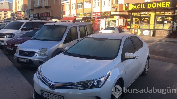 Kars'ta soğuktan araçların camları dondu
