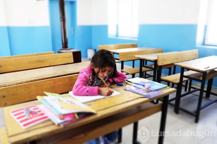 2 derslikli okulun tek öğrencisi var