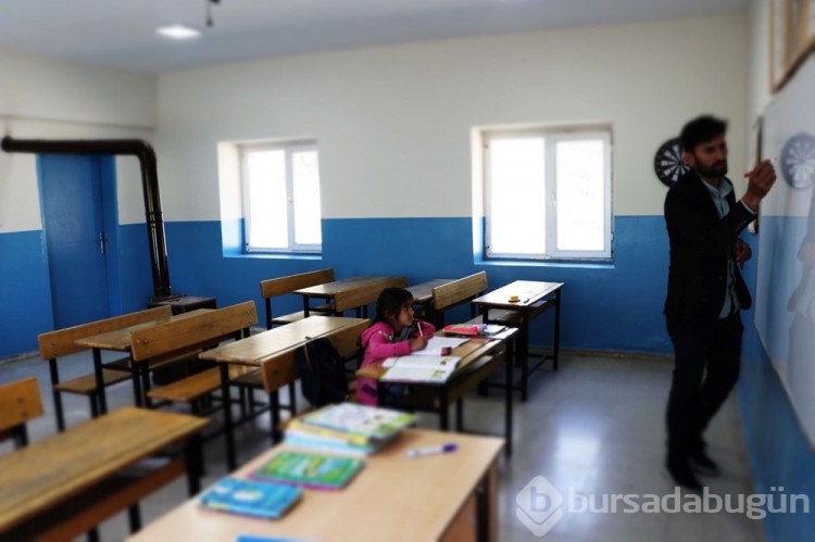 2 derslikli okulun tek öğrencisi var