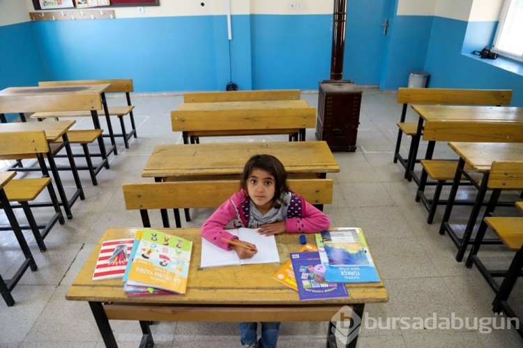 2 derslikli okulun tek öğrencisi var