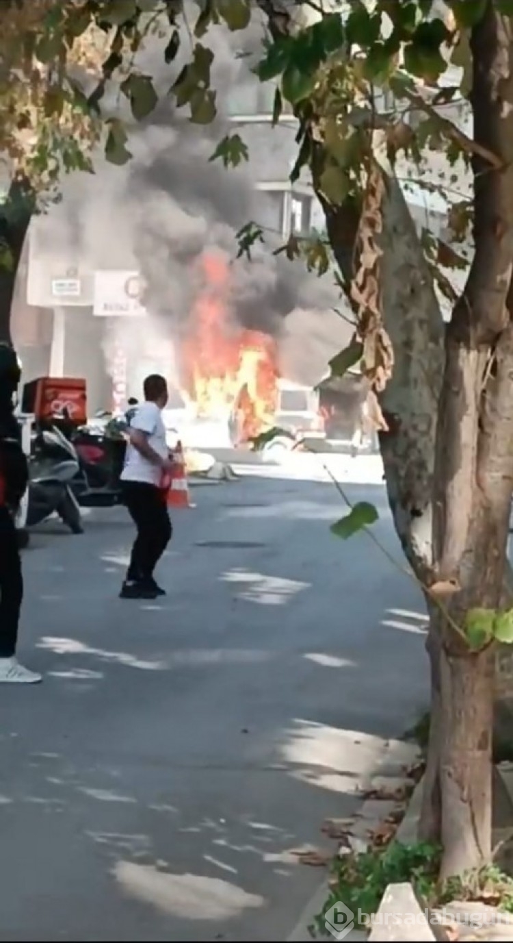 İstanbul'da park halindeki cip alev alev yandı