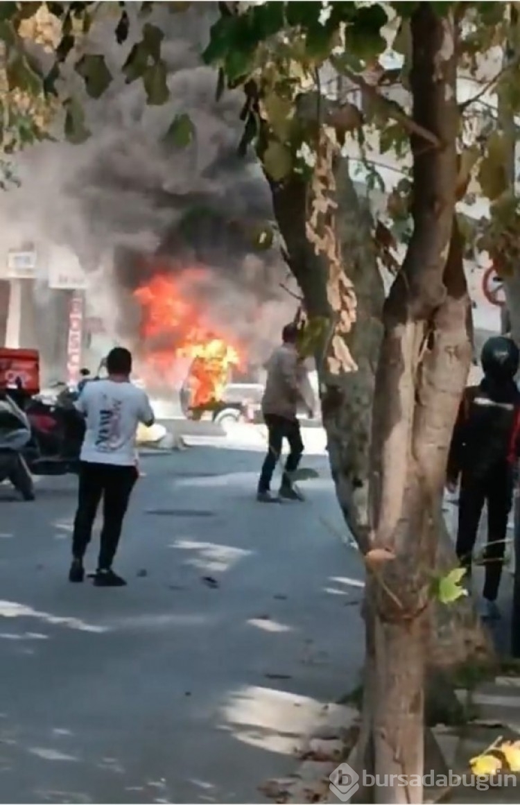 İstanbul'da park halindeki cip alev alev yandı