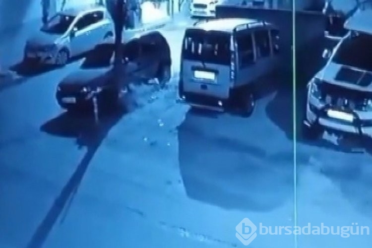 Bursa'da evin önünde araç lastiğini ateşe veren şahıs arkasına bakmadan kaçtı