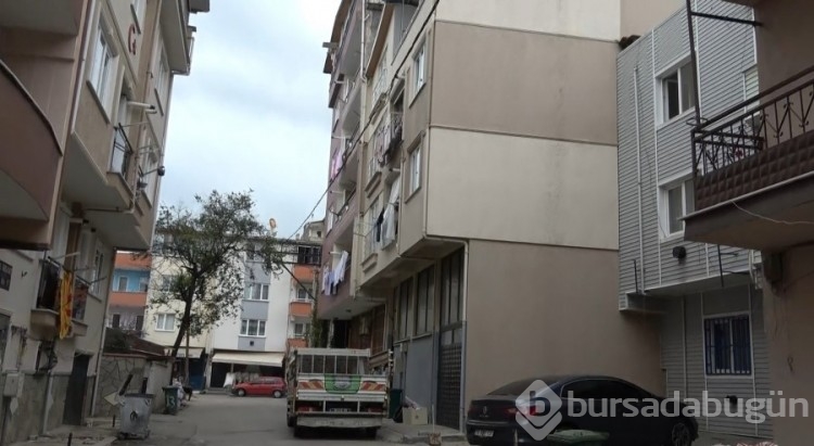 Bursa'da evin önünde araç lastiğini ateşe veren şahıs arkasına bakmadan kaçtı