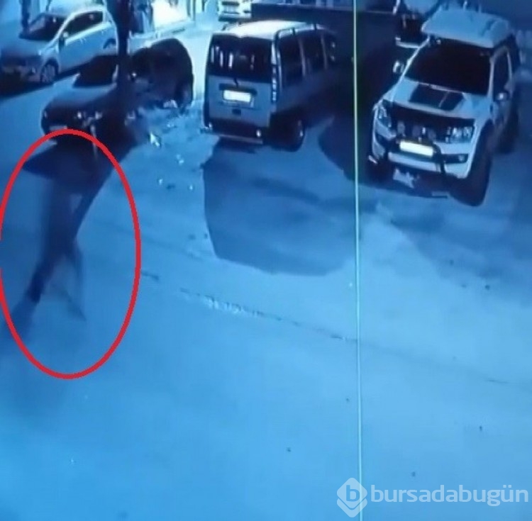 Bursa'da evin önünde araç lastiğini ateşe veren şahıs arkasına bakmadan kaçtı