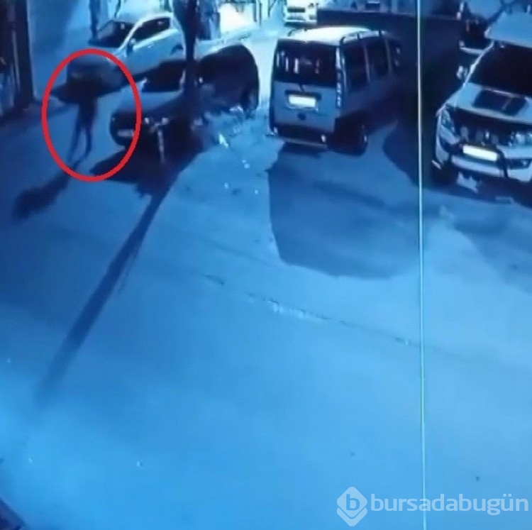 Bursa'da evin önünde araç lastiğini ateşe veren şahıs arkasına bakmadan kaçtı