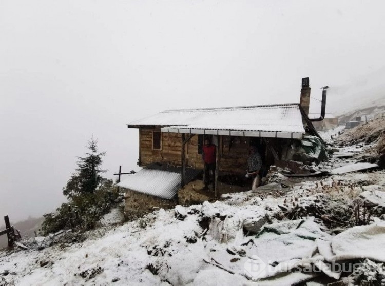 Ardahan'ın yüksek kesimlerinde kar yağdı