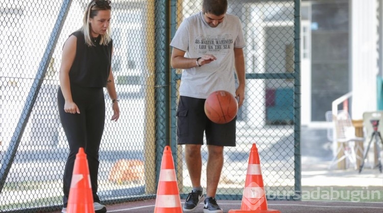"Süper babaanne", sevgisiyle otizmli torununu hayata bağladı