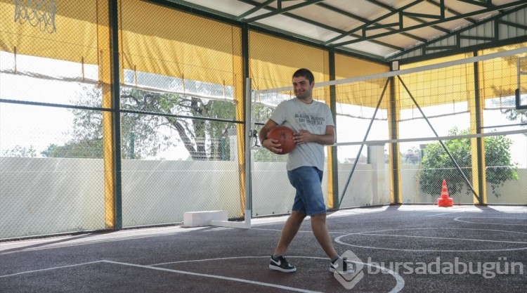 "Süper babaanne", sevgisiyle otizmli torununu hayata bağladı