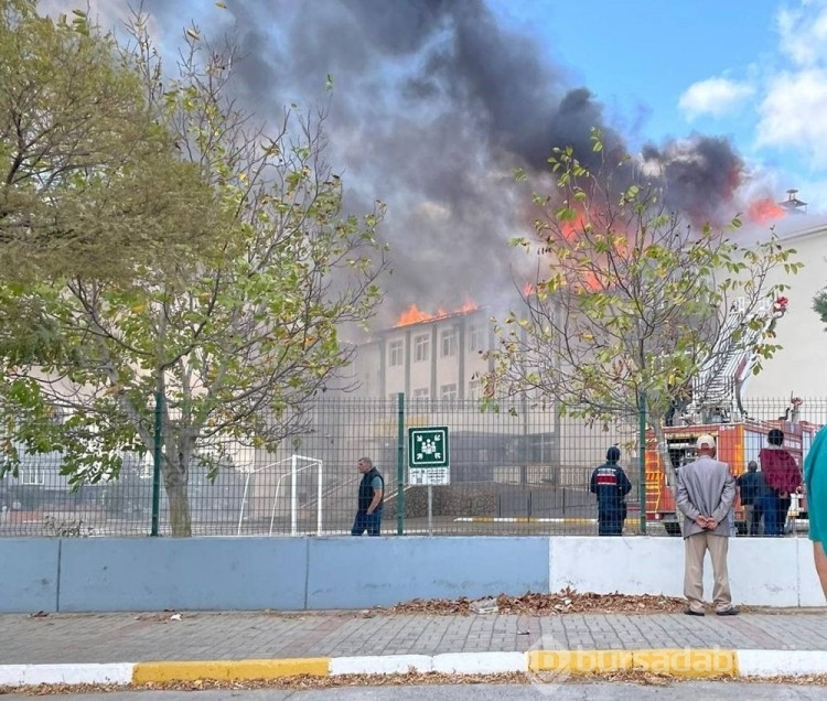 Kırklareli'nde okul çatısında yangın