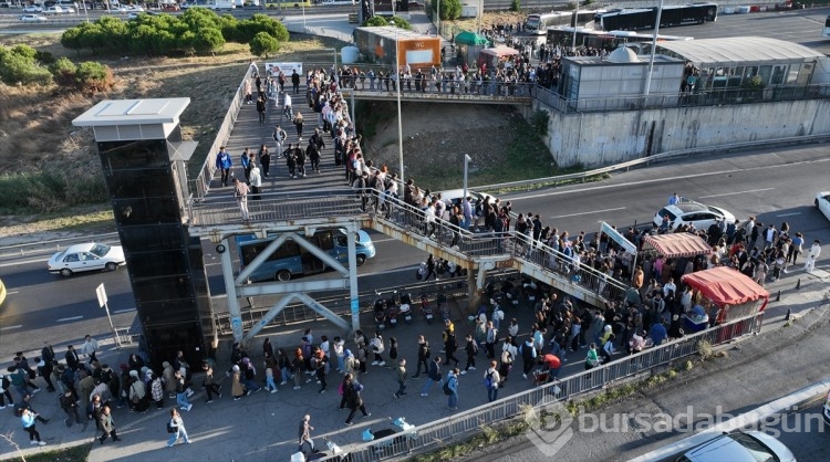 Üniversite öğrencilerinin otobüs kuyruğu metrelerce uzadı