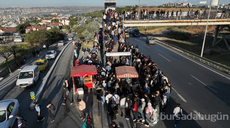 Üniversite öğrencilerinin otobüs kuyruğu metrelerce uzadı