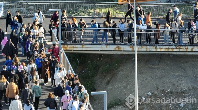 Üniversite öğrencilerinin otobüs kuyruğu metrelerce uzadı