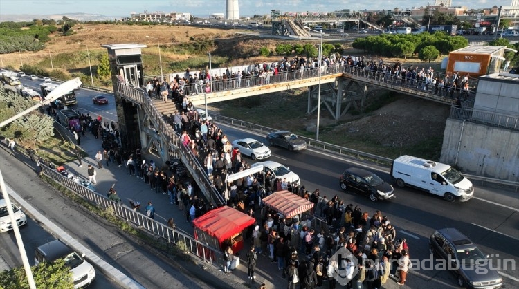 Üniversite öğrencilerinin otobüs kuyruğu metrelerce uzadı