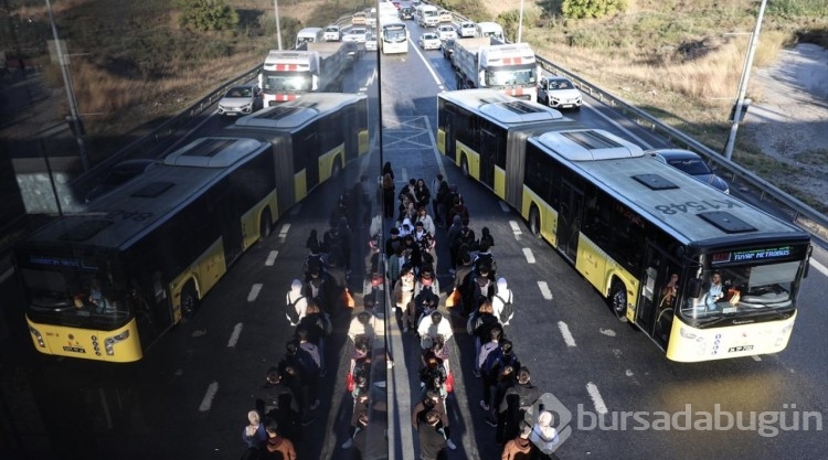 Üniversite öğrencilerinin otobüs kuyruğu metrelerce uzadı
