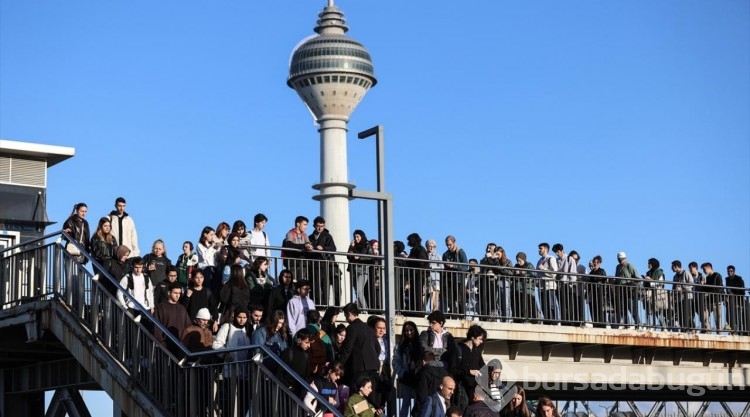 Üniversite öğrencilerinin otobüs kuyruğu metrelerce uzadı