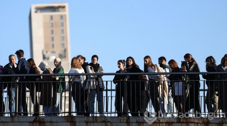 Üniversite öğrencilerinin otobüs kuyruğu metrelerce uzadı