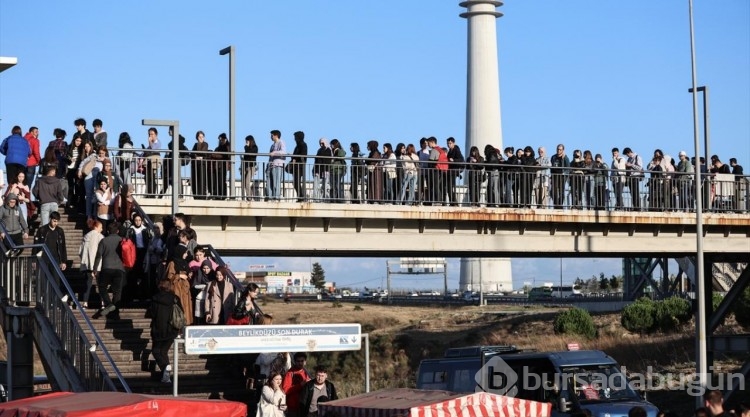 Üniversite öğrencilerinin otobüs kuyruğu metrelerce uzadı