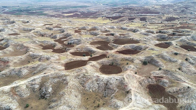 Sivas'ta oluşan obruk ve dolinler tarım arazisi oldu