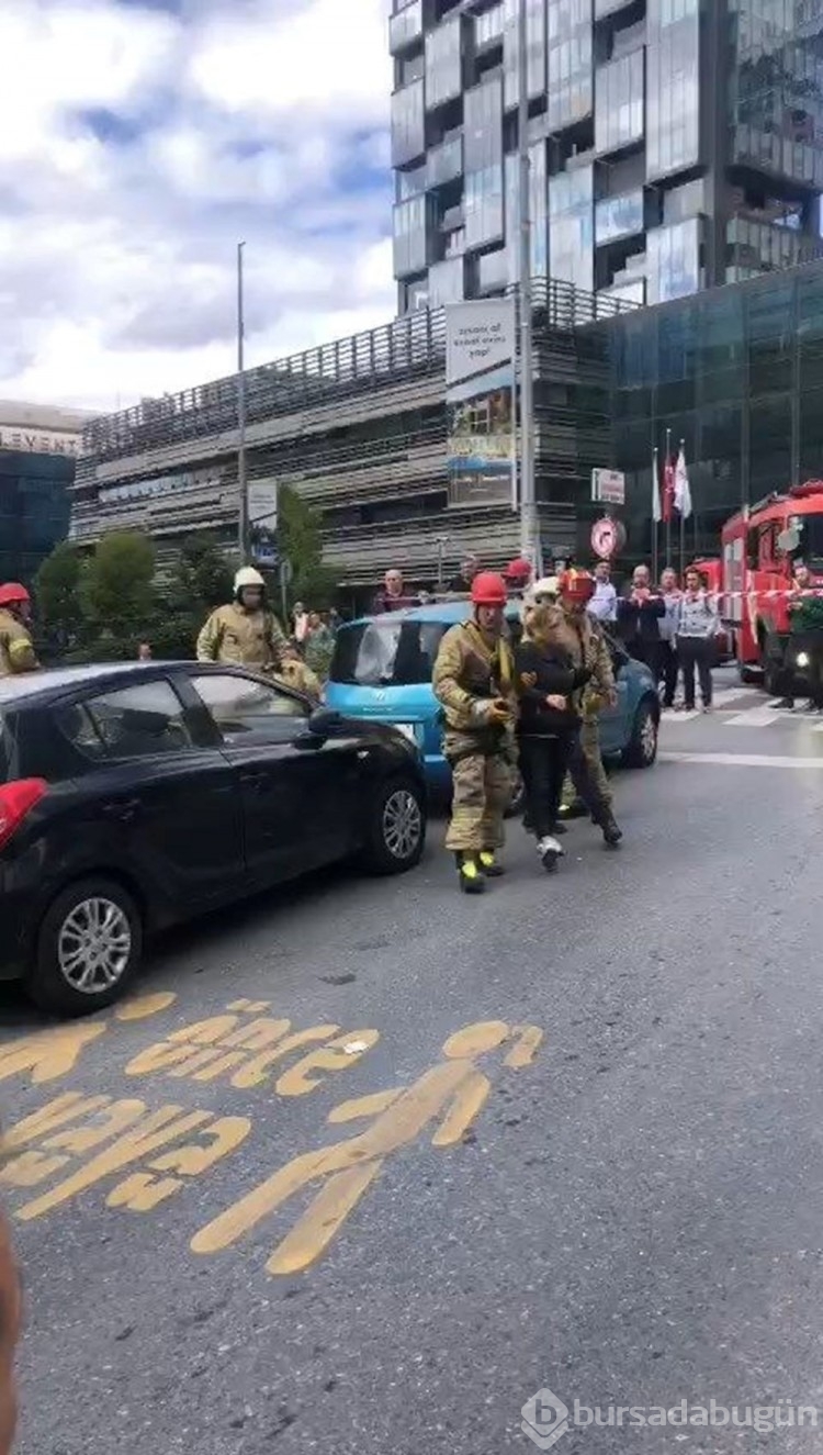 Şişli'de kaldırım çöktü: Bir kişi çukura düştü