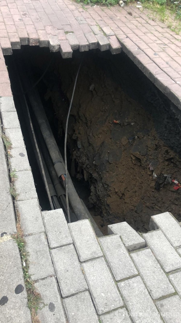 Şişli'de kaldırım çöktü: Bir kişi çukura düştü