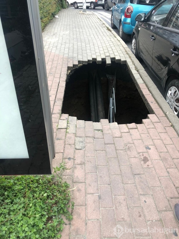 Şişli'de kaldırım çöktü: Bir kişi çukura düştü