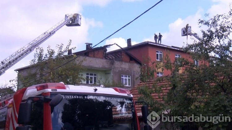 Sultanbeyli'de çatı alev alev yandı
