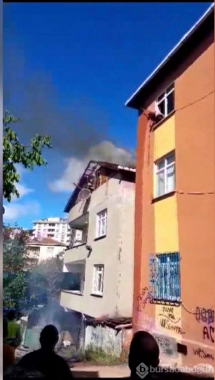 Sultanbeyli'de çatı alev alev yandı
