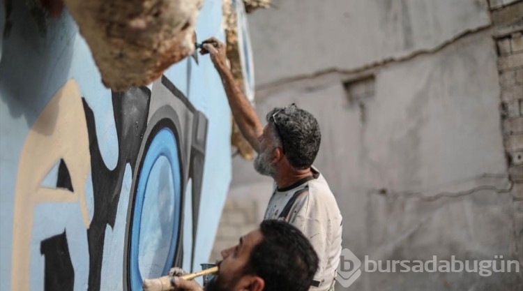 İdlibli grafiti sanatçısı, İsrail'in saldırılarında ölen Filistinli gazetecilerin anısını enkaza çiziyor