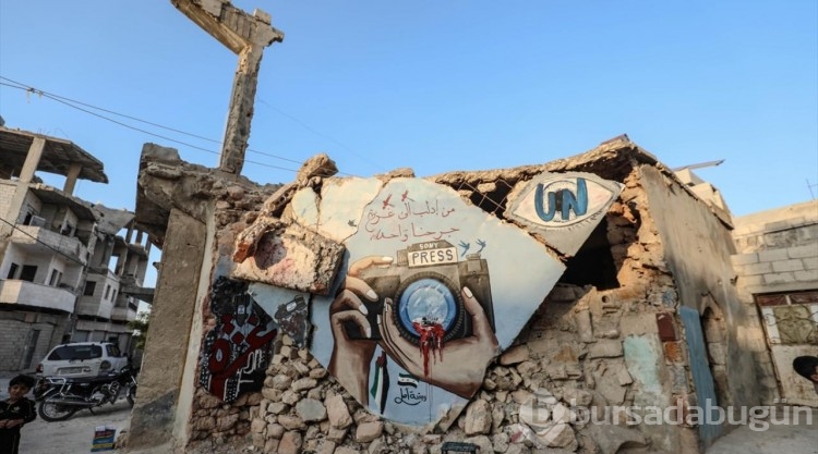 İdlibli grafiti sanatçısı, İsrail'in saldırılarında ölen Filistinli gazetecilerin anısını enkaza çiziyor