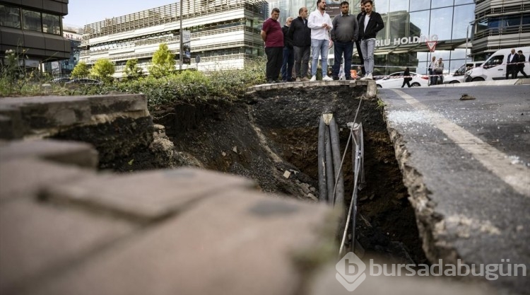 Şişli'de kaldırımda göçük oluştu