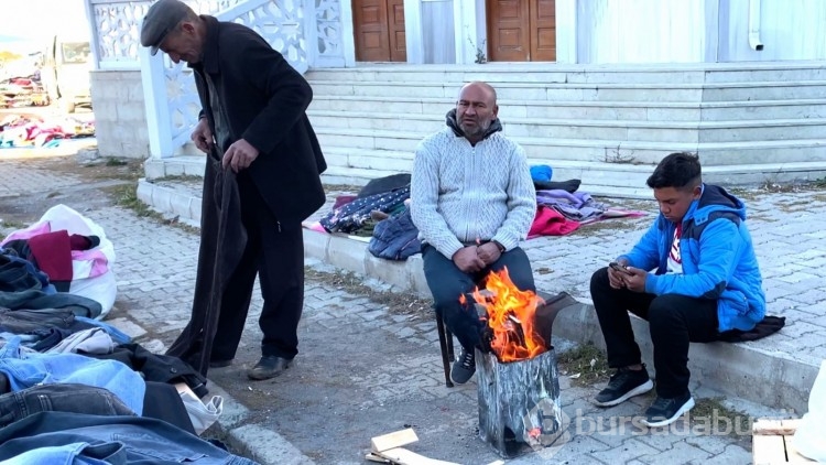 Ardahan soğukluğunda ateş yakıp ısındılar