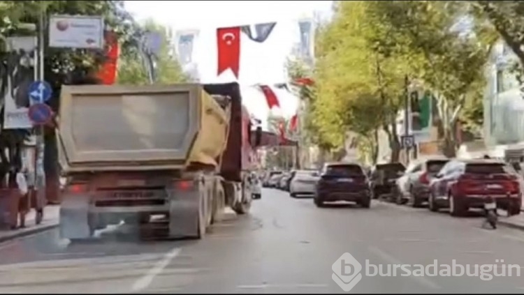 İstanbul Kadıköy'de hafriyat kamyonundan tehlikeli hareketler
