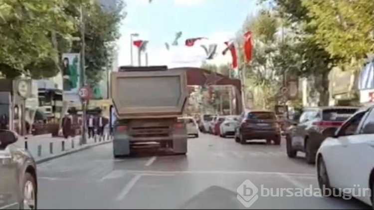 İstanbul Kadıköy'de hafriyat kamyonundan tehlikeli hareketler
