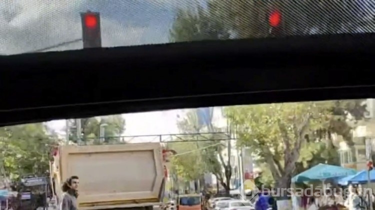 İstanbul Kadıköy'de hafriyat kamyonundan tehlikeli hareketler
