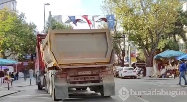 İstanbul Kadıköy'de hafriyat kamyonundan tehlikeli hareketler
