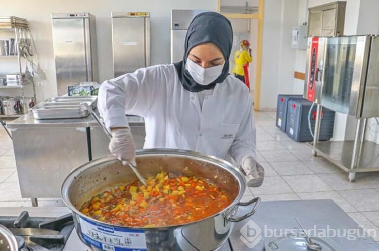 Taşımalı eğitimle okuyup, mezun olduğu okulda işe başladı