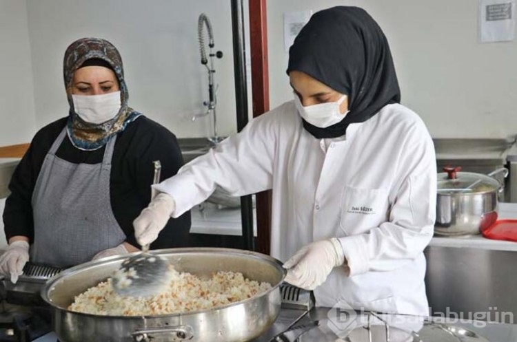 Taşımalı eğitimle okuyup, mezun olduğu okulda işe başladı