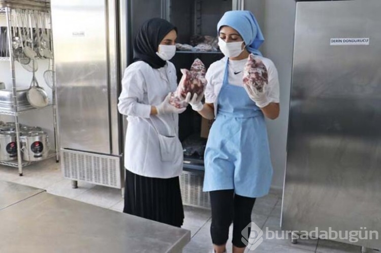 Taşımalı eğitimle okuyup, mezun olduğu okulda işe başladı