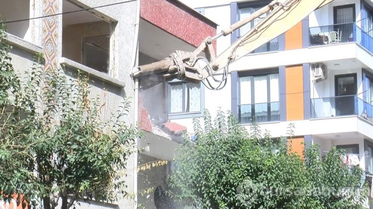 İstanbul Bahçelievler'de patlamanın olduğu apartman yıkılıyor
