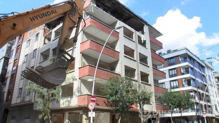 İstanbul Bahçelievler'de patlamanın olduğu apartman yıkılıyor
