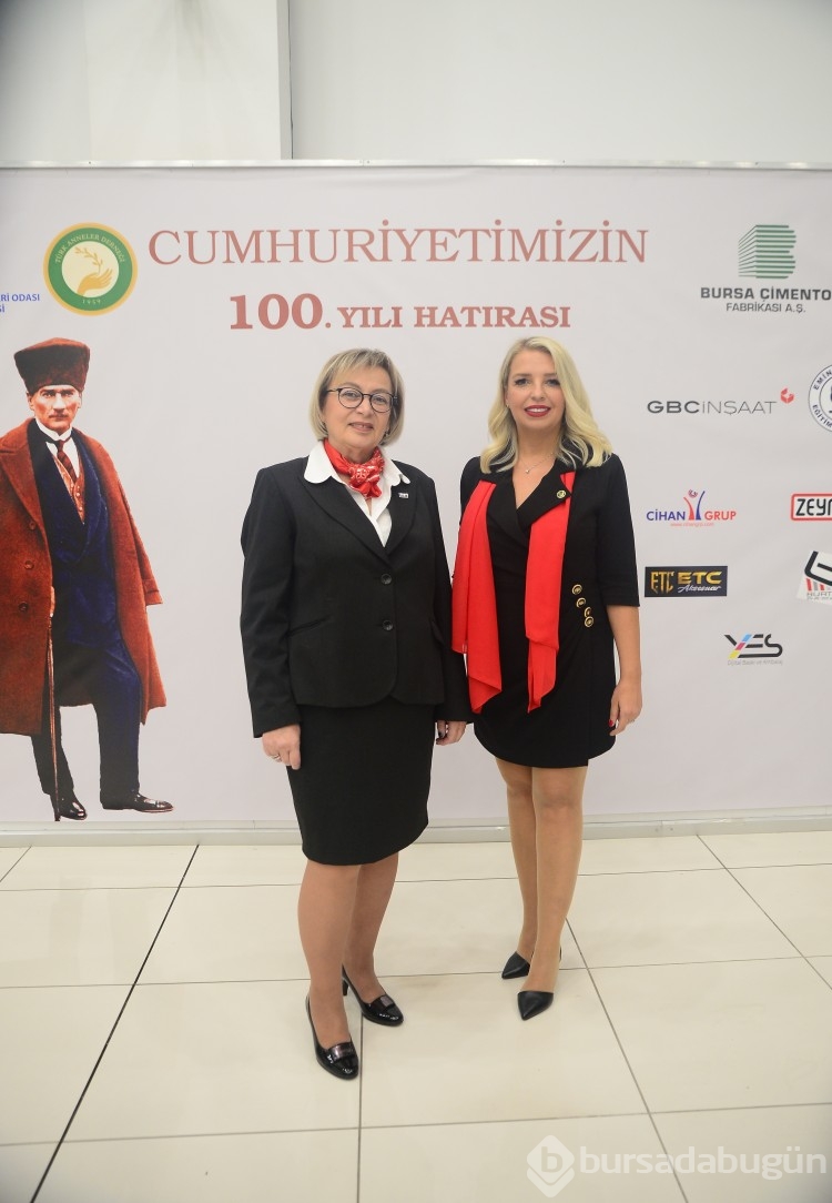 Cumhuriyet'i Atatürk'ü anarak kutladılar