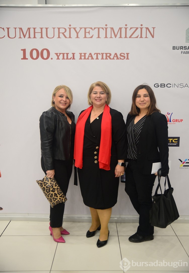 Cumhuriyet'i Atatürk'ü anarak kutladılar