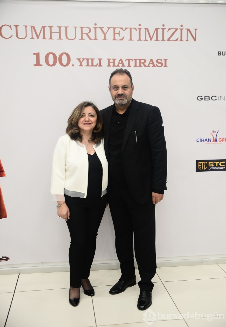 Cumhuriyet'i Atatürk'ü anarak kutladılar